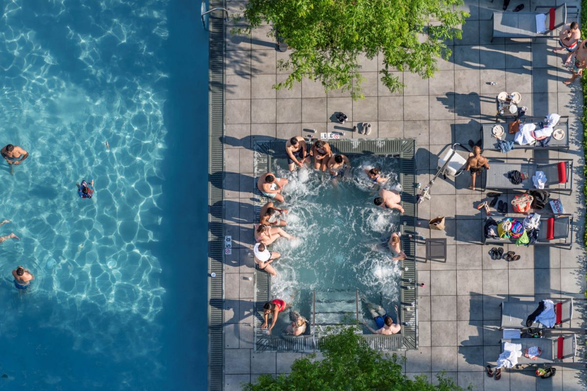 Optima Signature in Downtown Chicago with Aerial view of a hot tub and swimming pool, ideal for relaxing after the moving process.